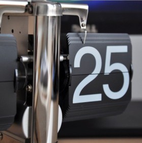 ساعة مكتبية رقمية