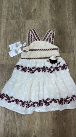 فستان أبيض تطريز خمري