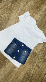 بلوزة بيضا مع جينز ع الجنب