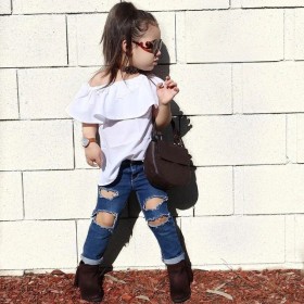 طقم بنطلون ممزع بلوزة بيضا سادة