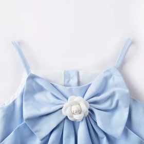 طقم بنطلون أزرق مع شباح وردة كبيرة