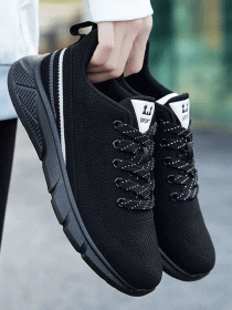 حذاء برباط أسود