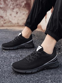 حذاء برباط أسود