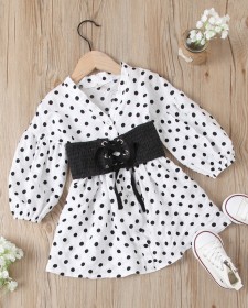 فستان أبيض منقط مع حزام